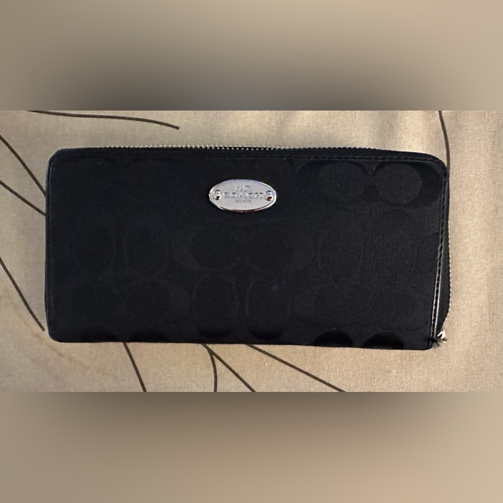 Coach Long Zip Around Wallet In Signature Canvas black
Signature coated canvas